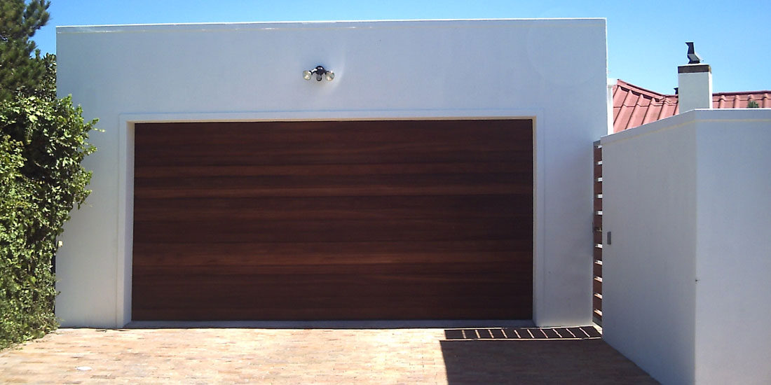 Horizontal slatted meranti sectional door - Caravan height